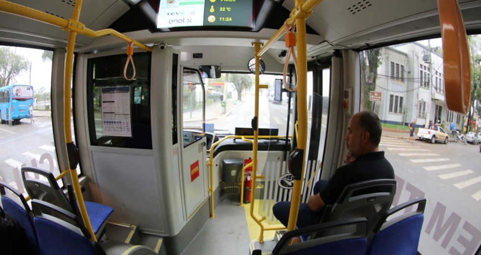 Ônibus urbano elétrico em fase de teste