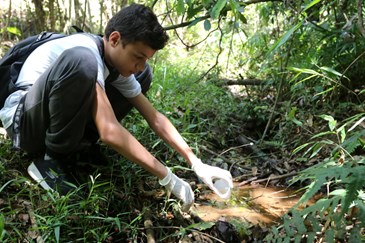 Alunos fazem análise de água de nascente do Parque Alberto Simōes
