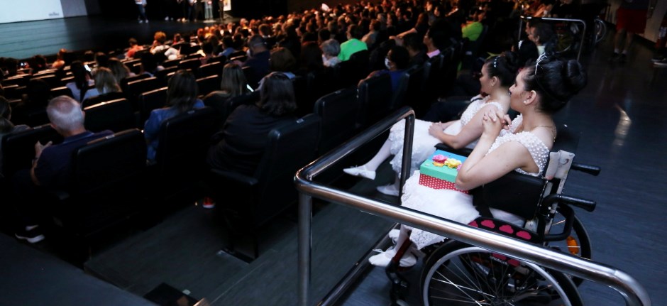 Comemoração do Dia da Pessoa com Deficiência lota teatro