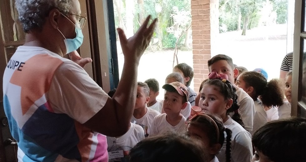 A educadora Angélica Bellucci recebe alunos da NEI Bairro dos Freitas