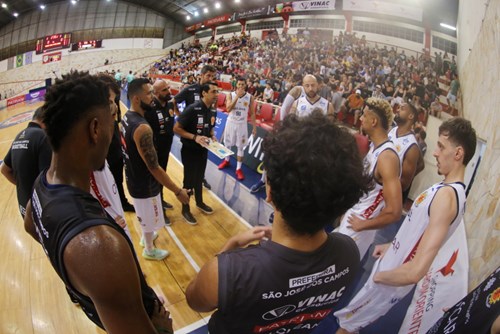 Basquete faz a festa de mais de 3.500 torcedores no novo Teatrão