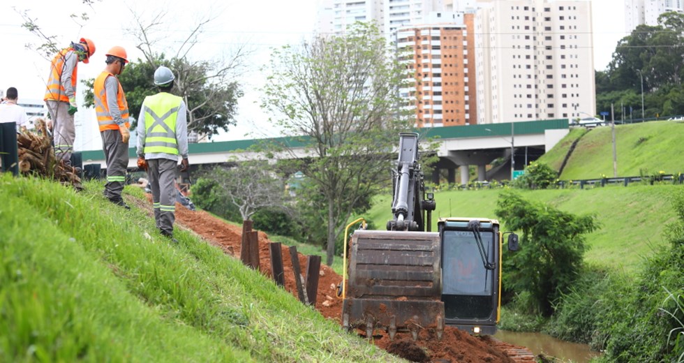 Início da obra de contenção em gabião no Córrego Vidoca. Foto: Claudio Vieira/PMSJC 01-02-2023