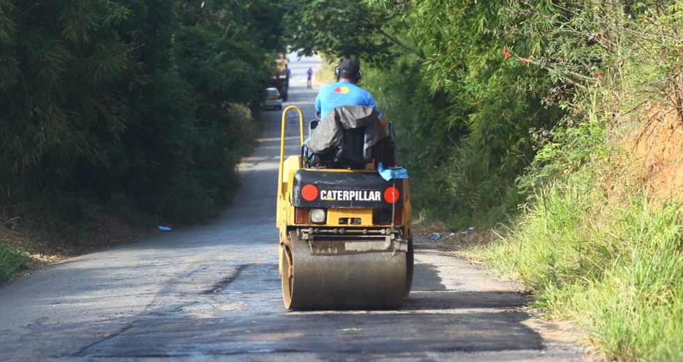 Operação tapa-buraco na estrada principal do Recanto dos Tamoios (zona sudeste). Foto: Claudio Vieira/PMSJC. 12-08-2018
