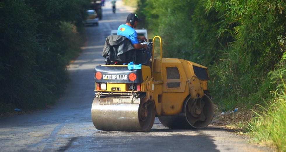 Operação tapa-buraco na estrada principal do Recanto dos Tamoios (zona sudeste). Foto: Claudio Vieira/PMSJC. 12-08-2018