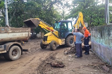 Equipes da Defesa Civil, Manutenção e Urbam auxiliam na limpeza das vias e imóveis em São Sebastião