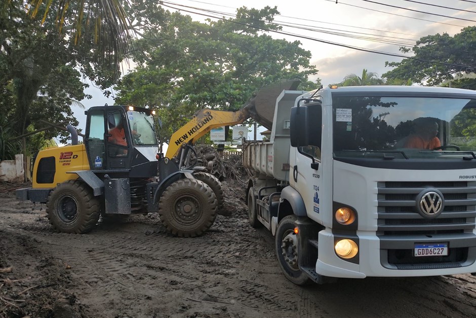 Equipes da Defesa Civil, Manutenção e Urbam auxiliam na limpeza das vias e imóveis em São Sebastião