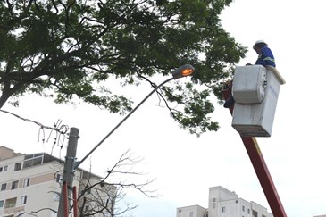 Implantação de luminárias na Rua Icatu  Jd Veneza  13 06 2018