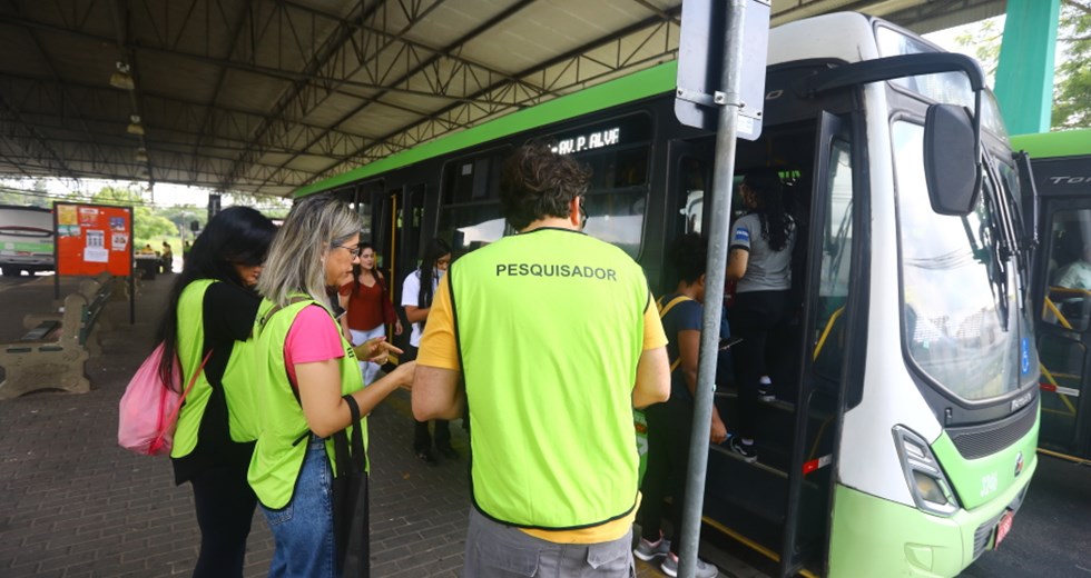 Pesquisa sobre transporte público na Eco Campos de São José. Foto: Claudio Vieira/PMSJC 28-02-2023 