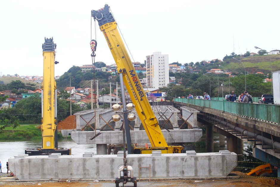 Obras na Ponte Maria Peregrina para instalação de vigas. 14-06-2018