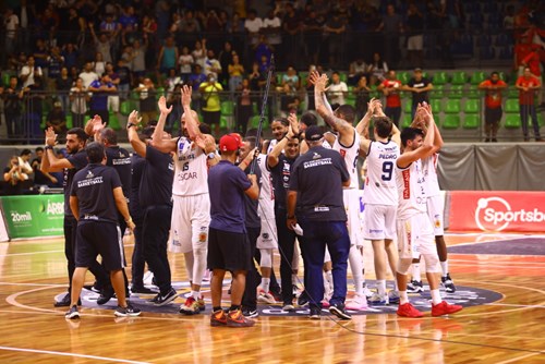 Basquete faz a festa de mais de 3.500 torcedores no novo Teatrão