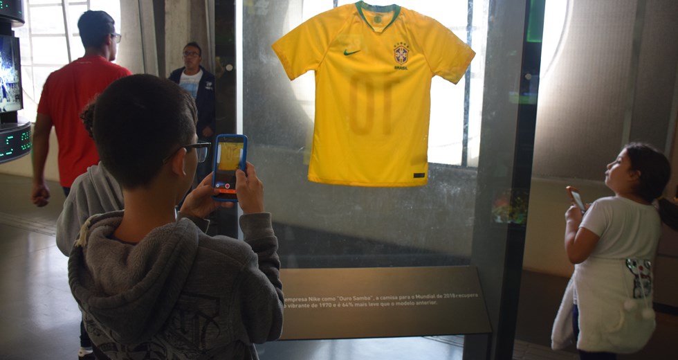 Crianças visitam Museu do Futebol