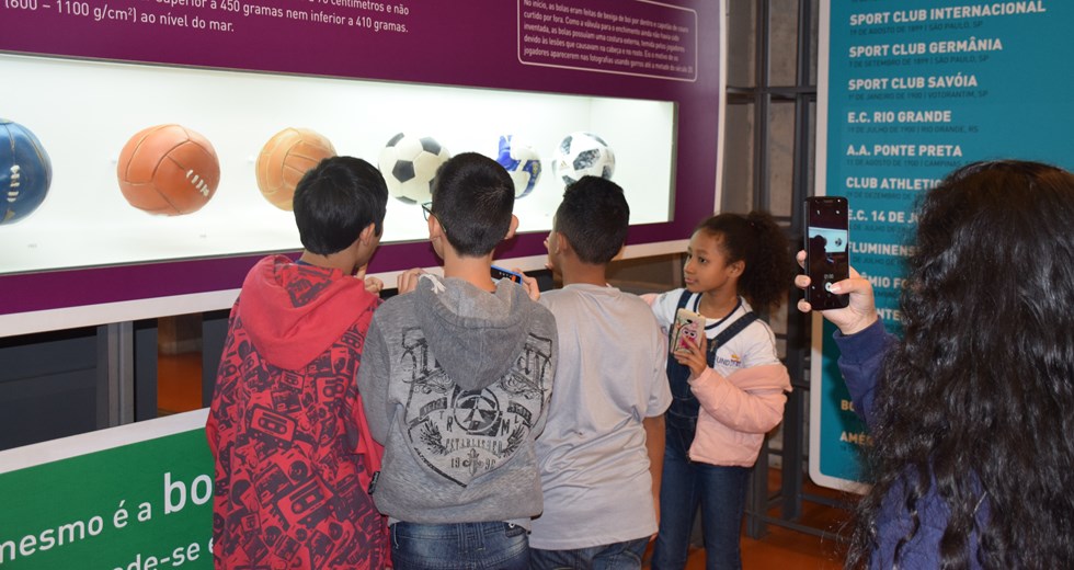 Crianças visitam Museu do Futebol