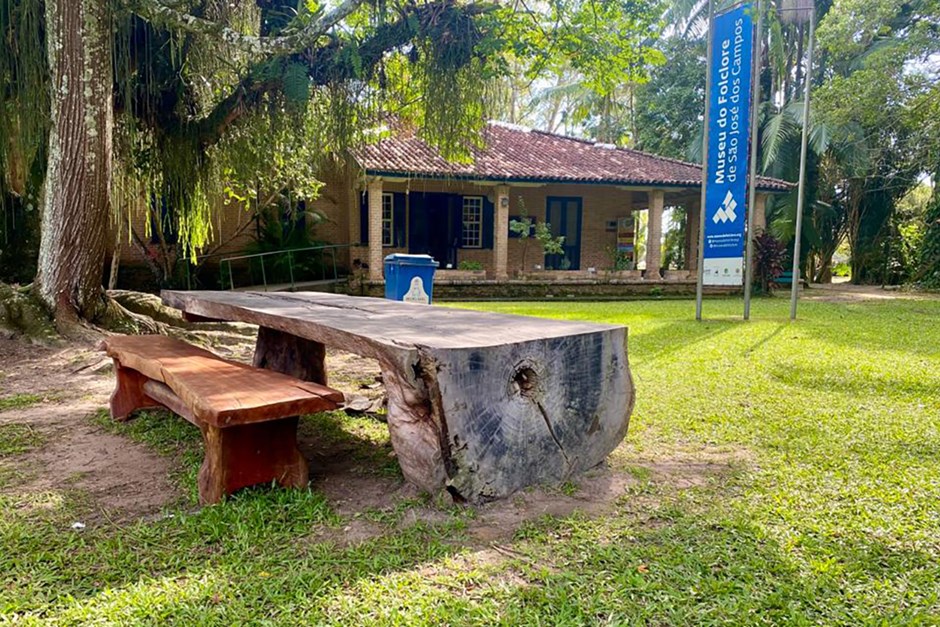 Bancos e mesas de madeira para o Parque da Cidade