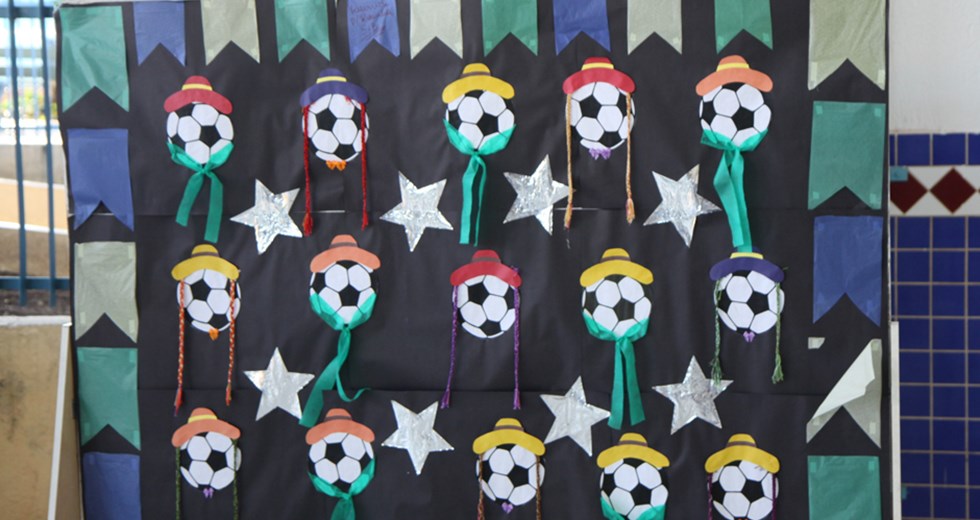 Escola do Galo Branco realiza evento sobre a Copa do Mundo com alunos 
