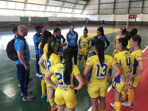 Equipes de futsal feminino e masculino adulto de Vargeão se