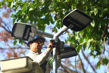 Implantação de lâmpadas de LED em Praça na Avenida Joaquim Alvarenga com rua Aristides Degaspere, no Dom Pedro 1º, na zona sul. Foto: Claudio Vieira/PMSJC. 07-07-2018