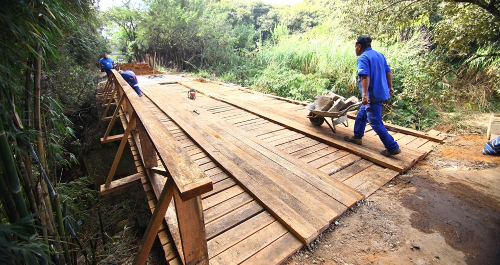 Recuperação de ponte na Estrada Municipal Ubirajara Pinto (estrada que dá acesso ao CDP do Putim), no Jardim Pernambuco, na zona sudeste. Foto: Claudio Vieira/PMSJC. 12-07-2018