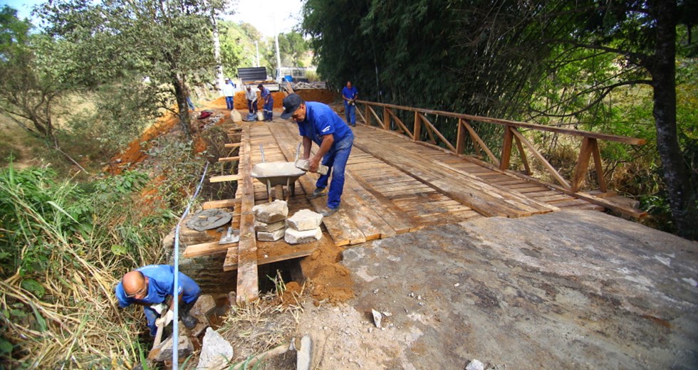 Recuperação de ponte na Estrada Municipal Ubirajara Pinto (estrada que dá acesso ao CDP do Putim), no Jardim Pernambuco, na zona sudeste. Foto: Claudio Vieira/PMSJC. 12-07-2018