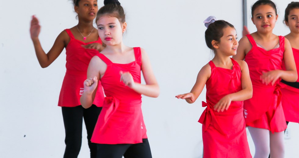Cultura nas Escolas-Alunas durante ensaio de Ballet na Emefi Vera Babo