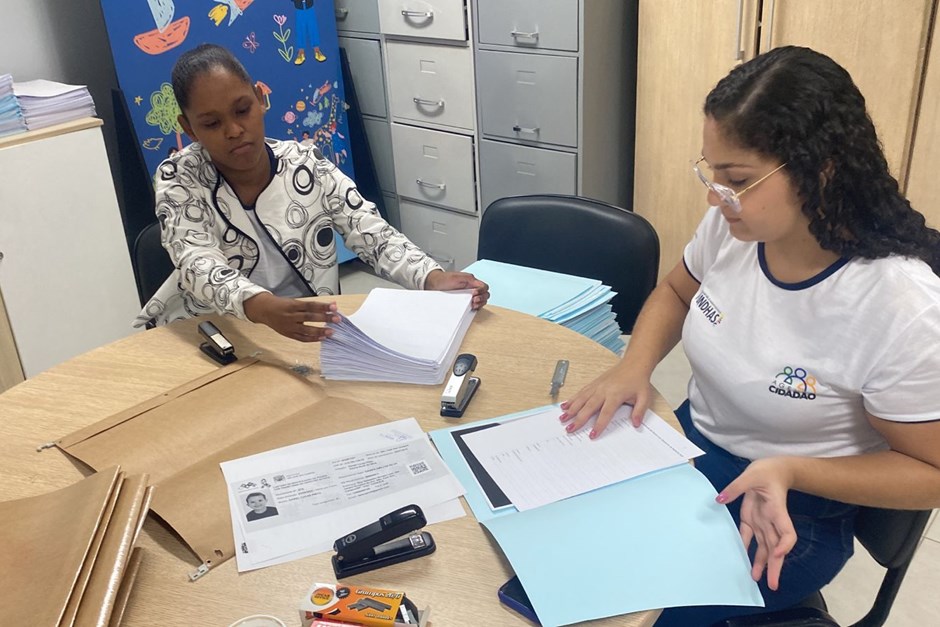 Lara (esq.) e Nathália trabalham juntas na Secretaria de Apoio Social ao Cidadão.