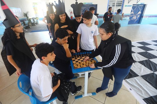 Escola realiza abordagem socioemocional e xadrez humano - Prefeitura de São  José dos Campos