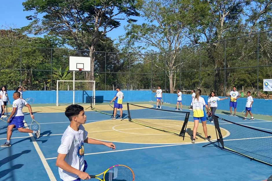 Crianças têm aulas de tênis em unidades da Fundhas