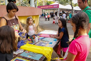Moradores e turistas se divertem com o evento Muriqui em Festa!, no distrito de São Francisco Xavier