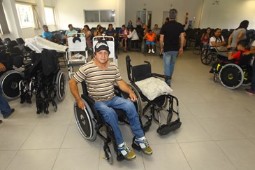 Entrega de cadeiras de rodas no auditório do Centro da Juventude na zona sul.