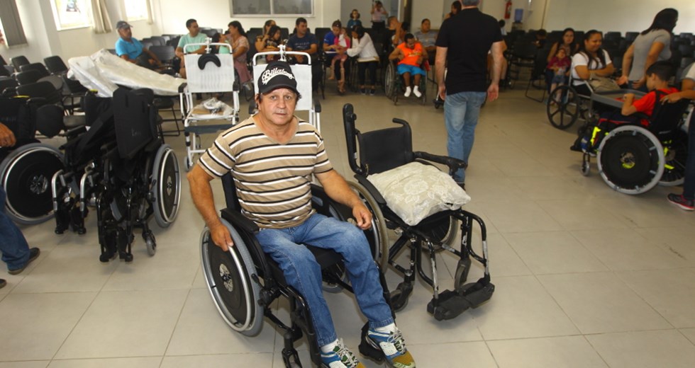 Entrega de cadeiras de rodas no auditório do Centro da Juventude na zona sul.