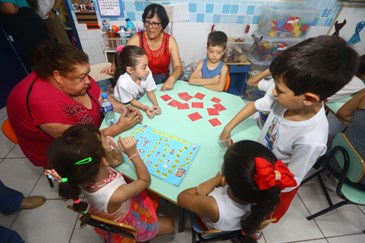 Crianças da Emei Aladir no Satélite recebem visita da Casa do Idoso Sul. Foto: Claudio Vieira/PMSJC 14-11-2023  