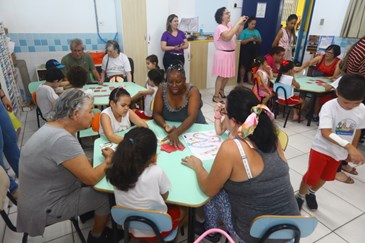 Crianças da Emei Aladir no Satélite recebem visita da Casa do Idoso Sul. Foto: Claudio Vieira/PMSJC 14-11-2023  