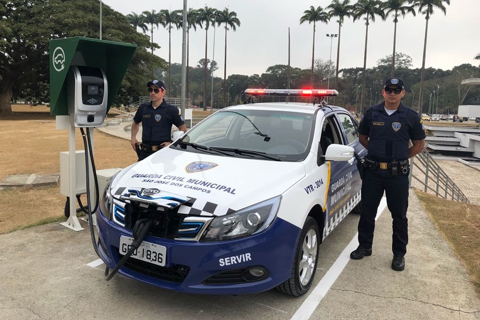 Guardas civis municipais carregam carro elétrico no Parque da Cidade