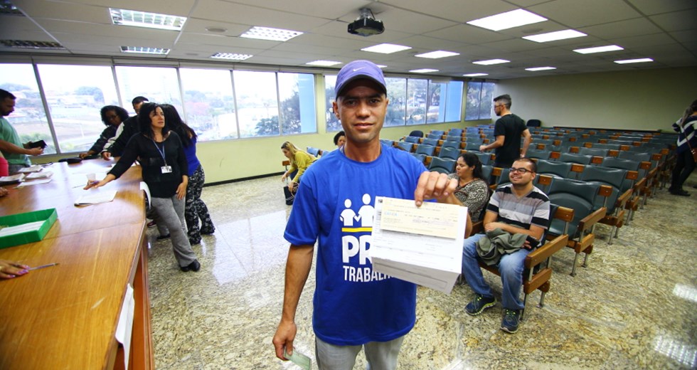 Primeiros pagamentos aos bolsistas do Pró-Trabalho. Foto: Claudio Vieira/PMSJC. 20-07-2018