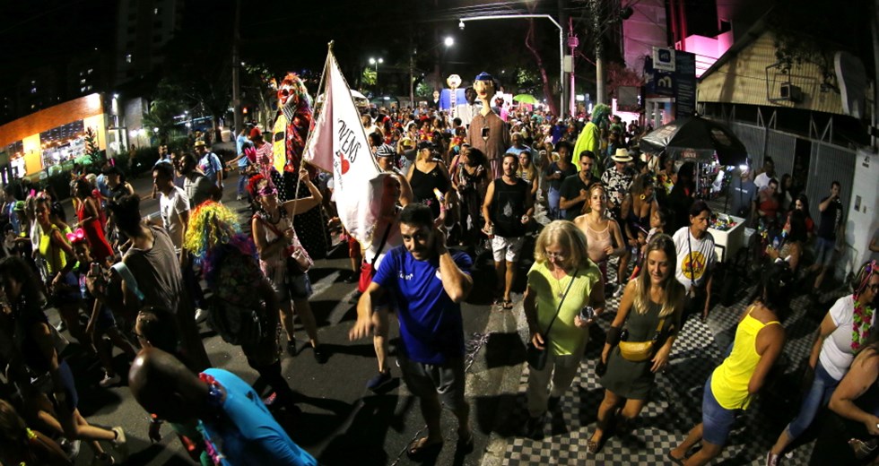 Desfile do Bloco Piro Piraquara no centro