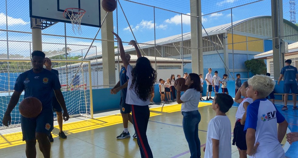 Equipe masculina do São José Basketball em ação com estudantes da Emefi Vera Babo.