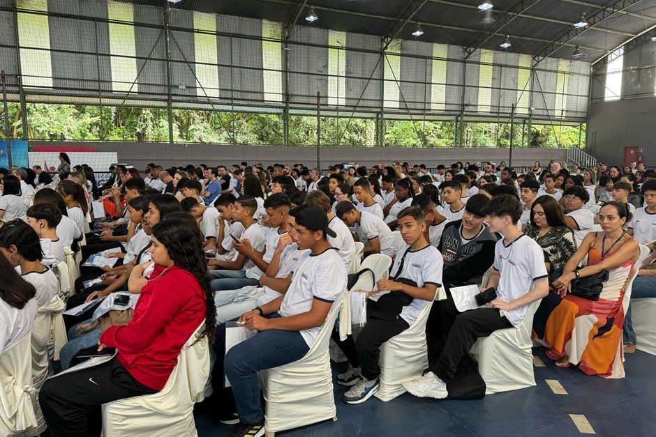 Os adolescentes receberam os certificados de conclusão por terem participado de cursos de desenvolvimento e formação inicial e continuada