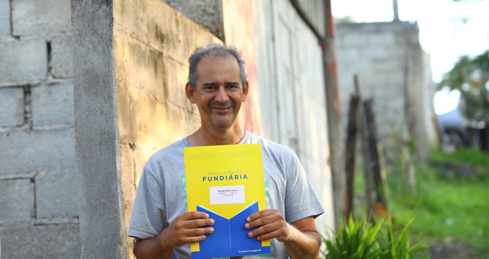 Entrega de títulos de regularização fundiária no Costinha e Vila Leila. Foto: Claudio Vieira/PMSJC 14-03-2024