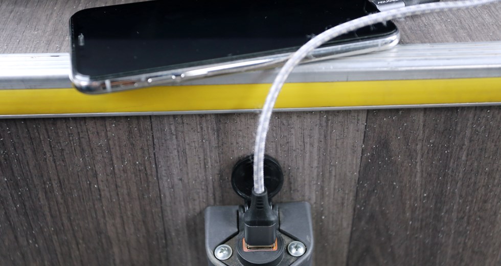 Veículos possuem poltronas estofadas com apoio de cabeça e conectividade por meio de entradas USB