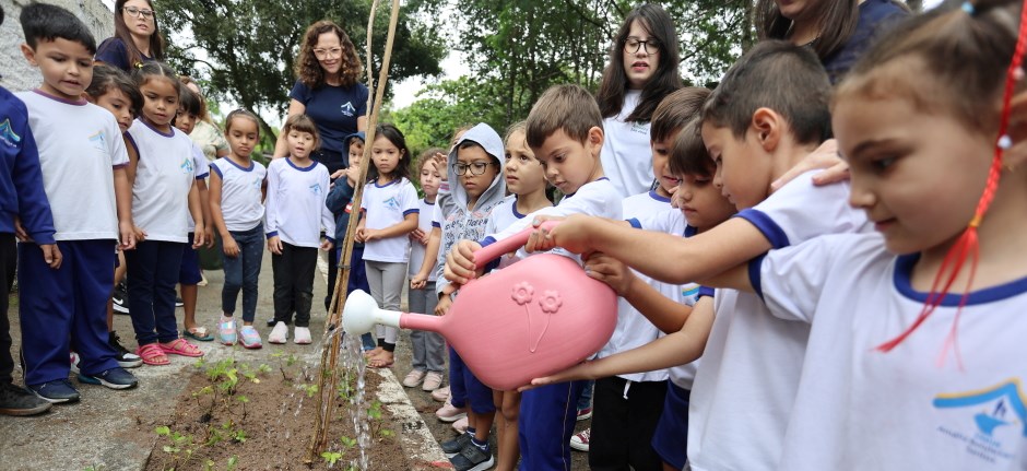 Educação ambiental promove plantio de árvores com crianças