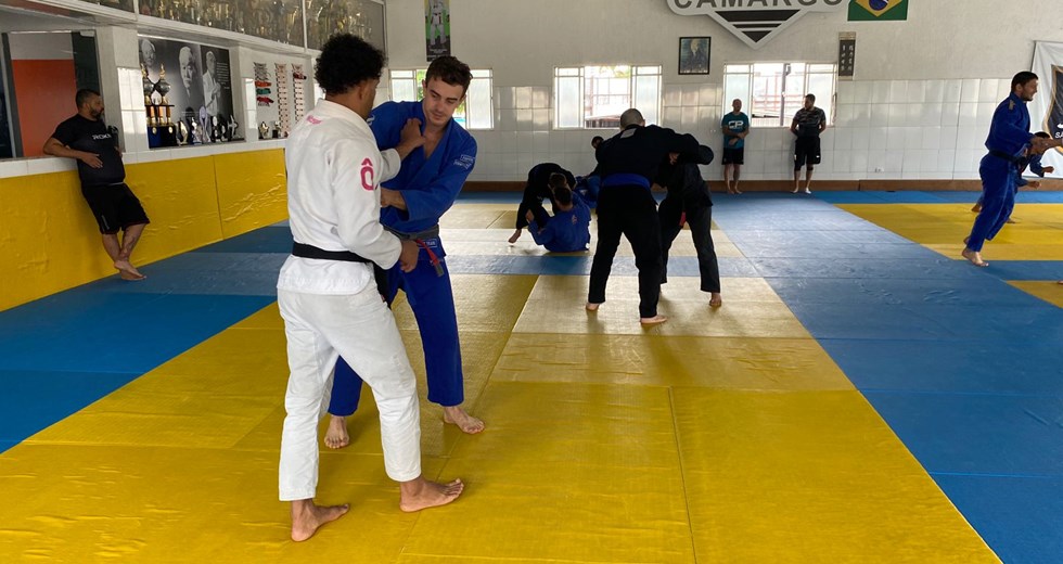 Atleta da LIF, Alexandre de Jesus "Robinho", em uma manhã de treinos na academia de jiu-jitsu.
