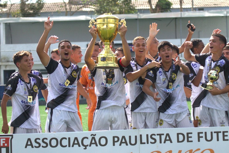 Equipe de futebol sub-17 São José Desportivo Atleta Cidadão erguendo a taça de campeã da Copa Ouro.