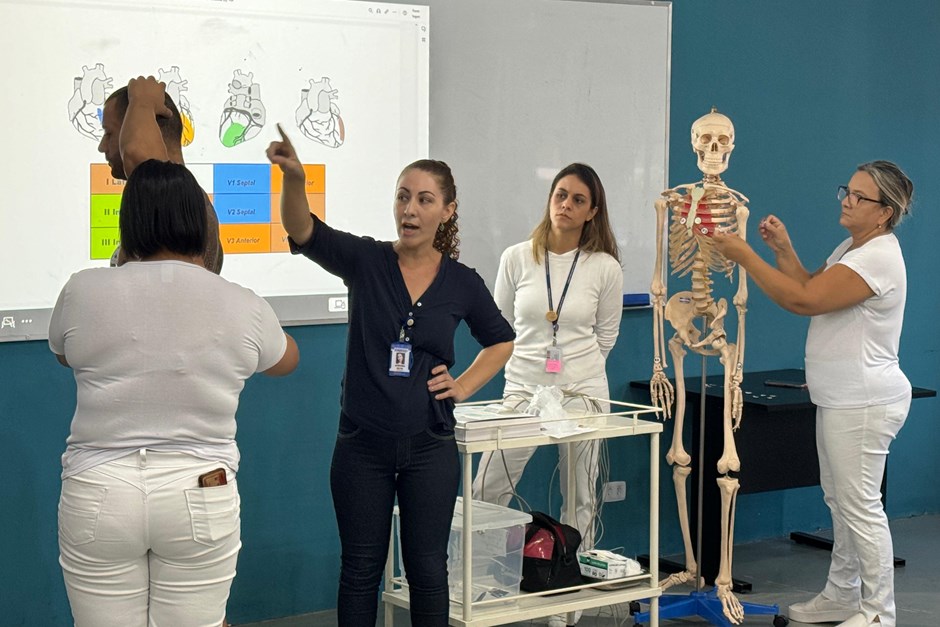 São palestras e atividades práticas, como técnicas para Eletrocardiograma e processo na coleta de exames laboratoriais