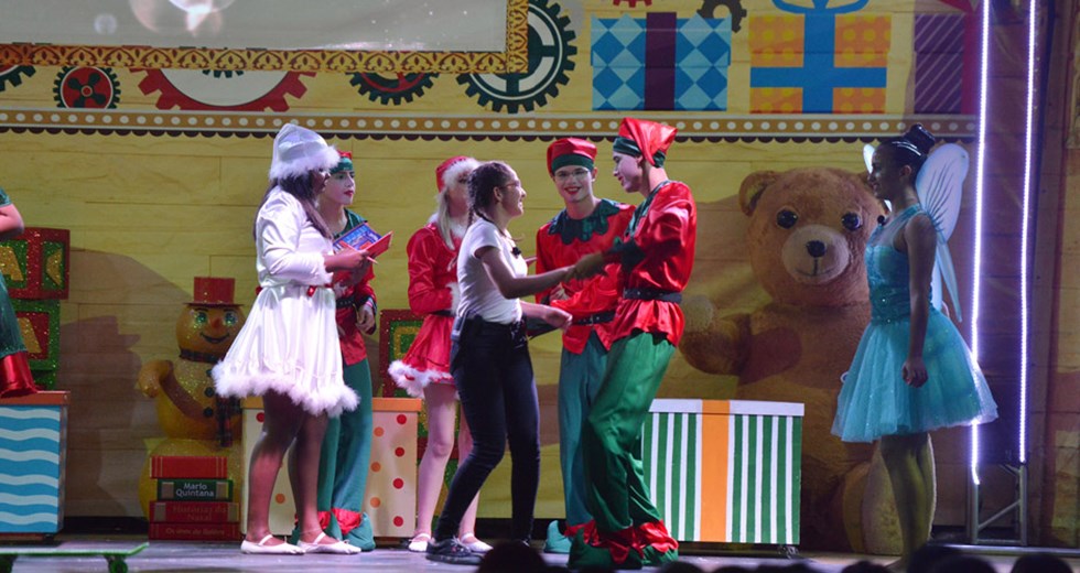Apresentação Teatral  A Magia do Natal  / Centro da Juventude