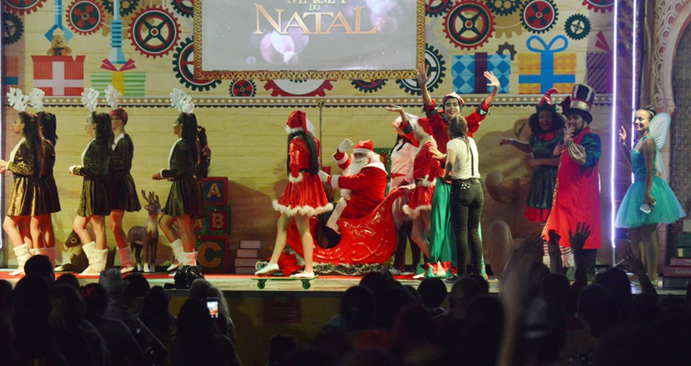 Apresentação Teatral  A Magia do Natal  / Centro da Juventude