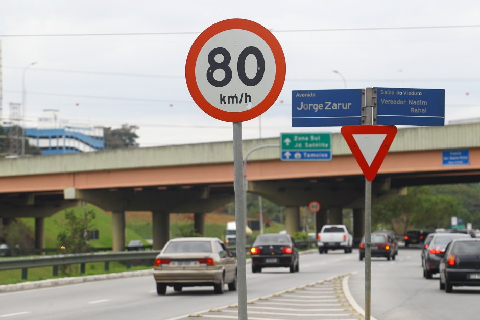 Novo limite de velocidade nas vias - Av. Linneu de Moura 60km/h e Av. Dr. Jorge Zarur 80km/h. Foto: Claudio Vieira/PMSJC. 16-08-2018