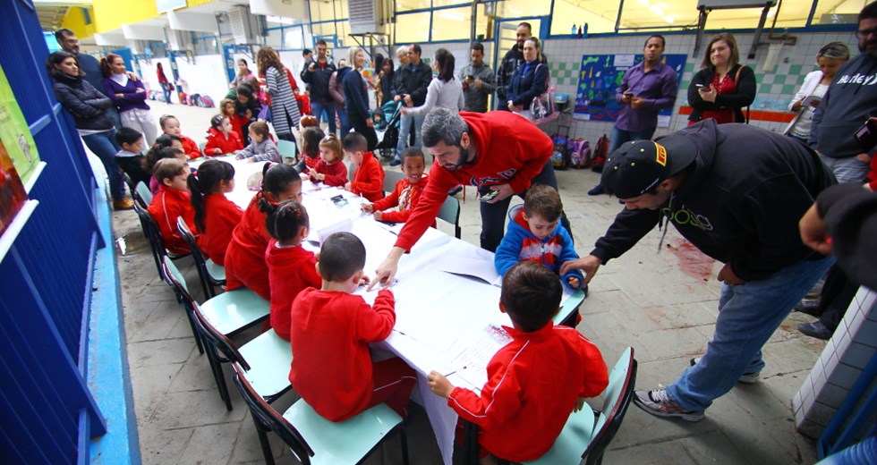 Sessão de autógrafos do lançamento da fábula produzida por alunos da Escola Municipal de Educação Infantil Cassiano Ricardo