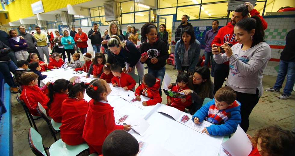 Sessão de autógrafos do lançamento da fábula produzida por alunos da Escola Municipal de Educação Infantil Cassiano Ricardo