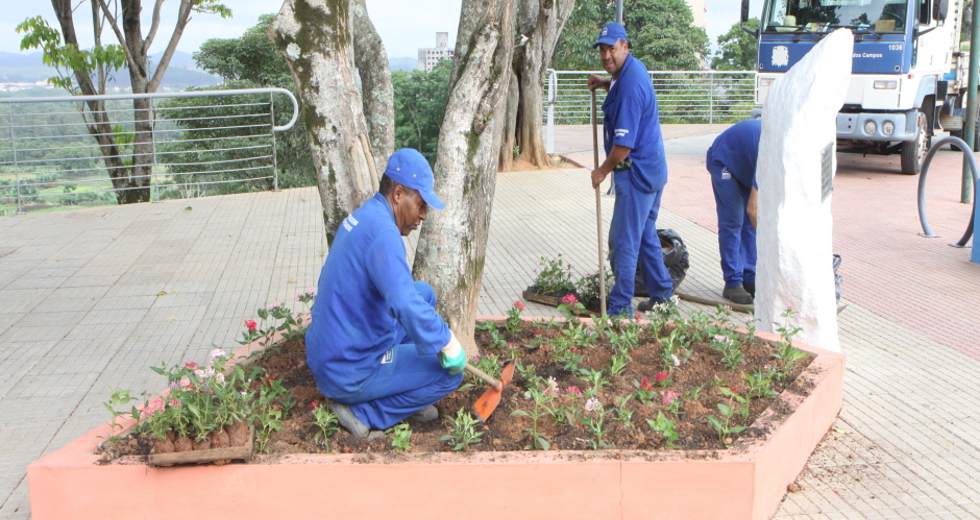 plantio_flores_jardineiras_orla_2beto_faria.jpg