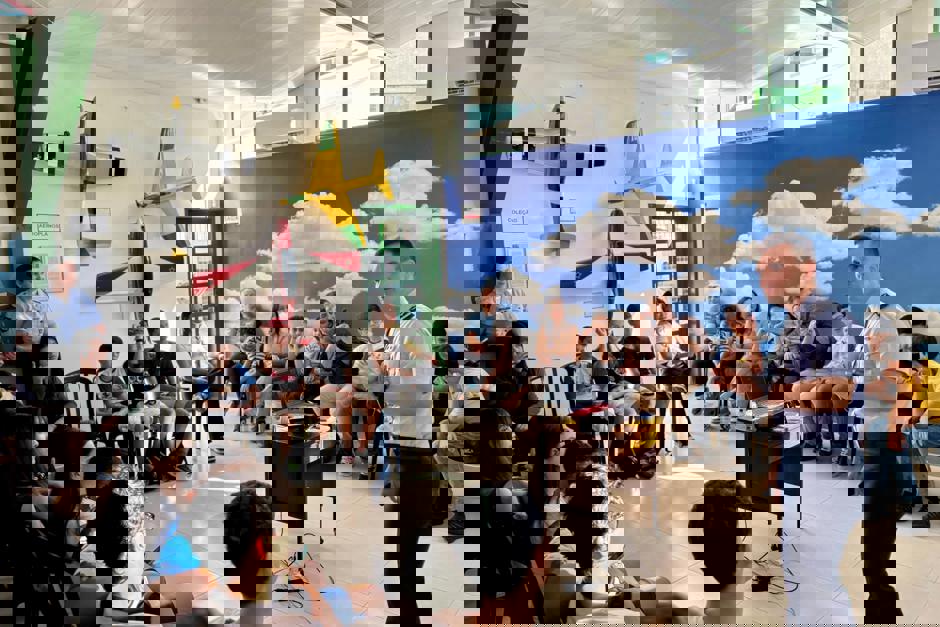 Alunos do Projeto Decolar exploram o universo da aviação na Casa Encantada