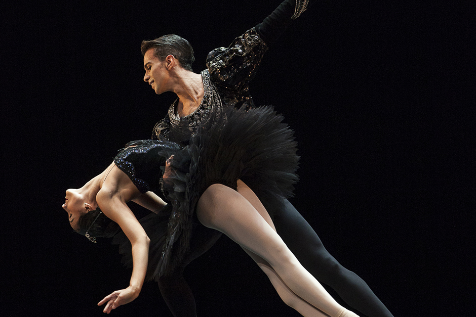 thamiris-prata-e-diego-de-paula-grand-pas-de-deux-de-o-cisne-negro_de-mario-galizzi_foto_juliana-hilal.jpg